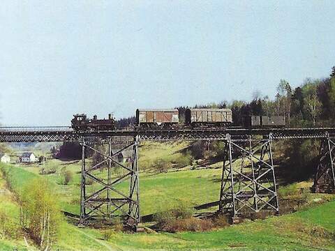 Sehr imposant anzusehen sind im­mer wieder Aufnahmen von den Viadukten der WCd-Linie. Hier ab­gebildet ist der große Viadukt von Stützengrün, den im Mai 1974 die seit 1976 in Geyer als Denkmal auf gestellte 99 534 mit einem Güterzug in Richtung Wilkau-Haßlau befahrt.