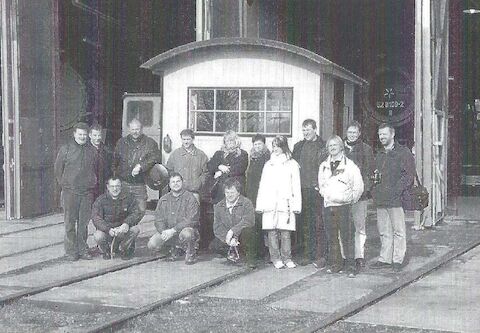 Alte Technik begeistert, eine Akkuschleppfahrzeug Marke Eigenbau aus der Papierfabrik Porstendorf bildete den Hintergrund für das Gruppenbild beim Besuch in Weimar.