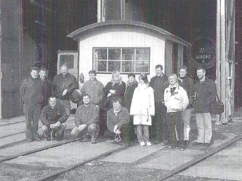 Alte Technik begeistert, eine Akkuschleppfahrzeug Marke Eigenbau aus der Papierfabrik Porstendorf bildete den Hintergrund für das Gruppenbild beim Besuch in Weimar.