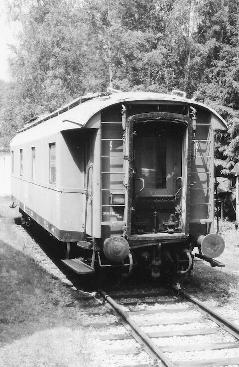 Der Heizkesselwagen hat inzwischen auf Gleis 12 seinen Standplatz gefunden und kann hier auch von innen besichtigt werden.