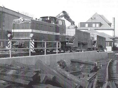 Als Bauzuglok verdingte sich im April die Zittauer Lyd2 199 013 bei der Totalerneuerung der Gleisanlagen im Bereich des Bahnhofes Zittau Vorstadt.