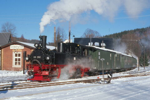 Nach der im Dampflokwerk Meiningen erfolgten Hauptuntersuchung ist 99 590 seit 5. Dezember 2003 wieder betriebsfähig. Am 19. Dezember fotografierte Holger Drosdeck die IV K mit einem Reisezug in Schmalzgrube.