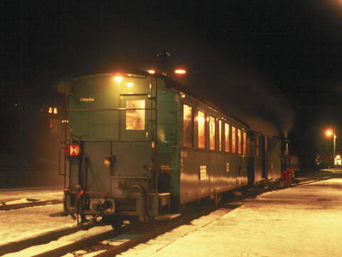 Der fetzte Zug des Jahres 2003 bestand bei der Preßnitztalbahn in der Silvesternacht nur aus der IV K 99 590 und zwei Reisezugwagen dem neu aufgebauten Packwagen 974-331 und dem Buffetwagen 970-458, hier im Bahnhof Schmalzgrube.