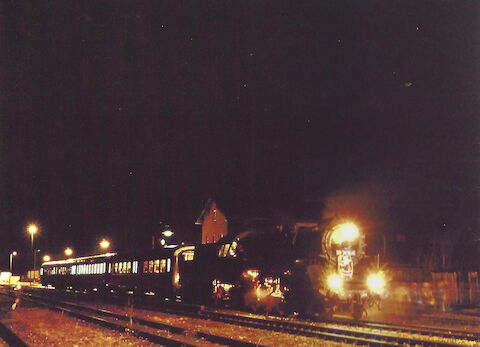 50 3616-5 wartet am 13. Dezember 2003 mit einem Sonderzug im Bahnhof Schlettau auf die Rückkehr der Reisenden.