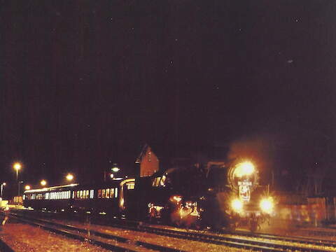 50 3616-5 wartet am 13. Dezember 2003 mit einem Sonderzug im Bahnhof Schlettau auf die Rückkehr der Reisenden.