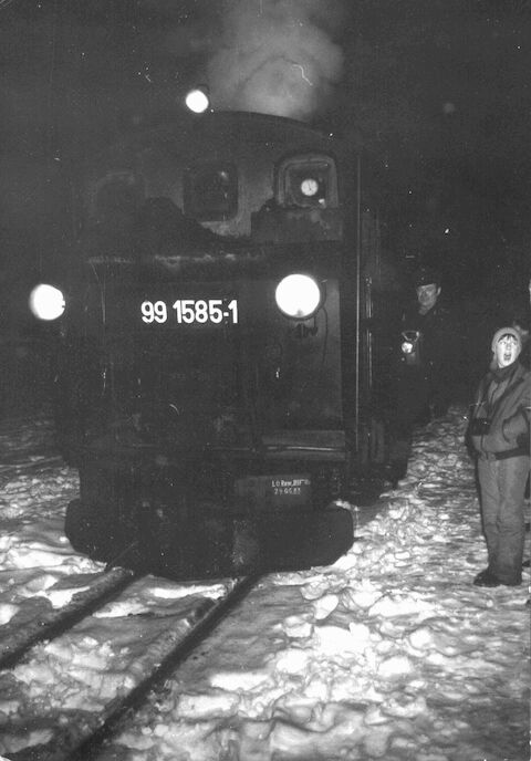 Der Jöhstädter Fotografenmeister Klaus Richter war in der Nacht vom 13. zum 14. Januar 1984 natürlich auch auf den Beinen, als die Abfahrt des letzten Reisezuges von Jöhstadt nach Wolkenstein bevorstand. Er hielt 99 1585-1 beim Rangieren im Bahnhof Jöhstadt im Bild fest.