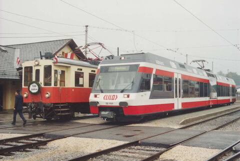 Am 13. September 2003 be­gegneten sich in Vorchdorf der historische Tw 24 103 und ein moderner Triebwagen der Lo­kalbahn.