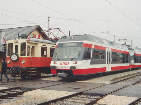 Am 13. September 2003 be­gegneten sich in Vorchdorf der historische Tw 24 103 und ein moderner Triebwagen der Lo­kalbahn.