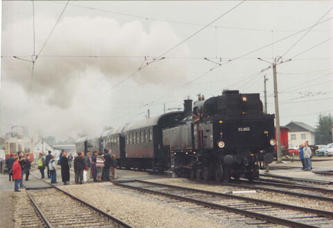 93 1455 der ÖGEG bespann­te am 13. September 2003 ei­nen Festzug anlässlich des Streckenjubiläums der Vorch­dorfer Lokalbahn.