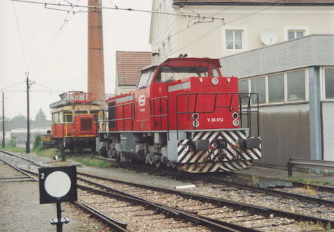 Zur Fahrzeugausstellung in Vorchdorf waren am 13./14. September 2003 auch die Diesellok V 20 012 (Lokalbahn Lambach - Haag/Linzer Lokalbahn), ein Oberleitungsrevisions­triebwagen.