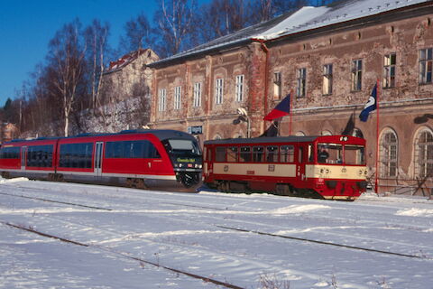 Seit 14. Dezember wieder Alltag: Im Grenzort Weipert treffen sich Züge aus Sachsen und Böhmen. Am Heiligabend 2003 waren es 642 235 als RB 30007/30014 von und nach Chemnitz sowie der zweiachsige Triebwagen 810 344 der CD von und nach Komotau.