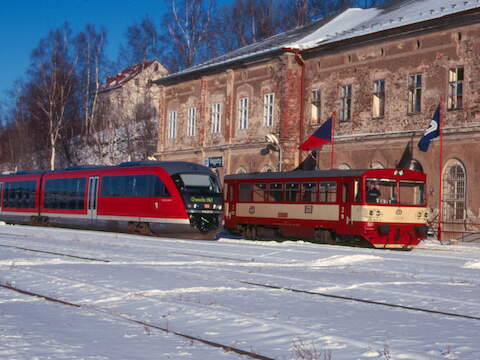 Seit 14. Dezember wieder Alltag: Im Grenzort Weipert treffen sich Züge aus Sachsen und Böhmen. Am Heiligabend 2003 waren es 642 235 als RB 30007/30014 von und nach Chemnitz sowie der zweiachsige Triebwagen 810 344 der CD von und nach Komotau.