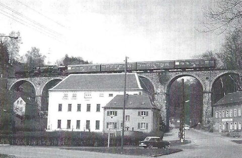 Im Frühjahr 1984 wurden am Wochenende auch Reisezüge zwischen Baut­zen und Bad Schandau bespannt, am 22. April 1984 überquert 52 8183-7 den noch nicht rekon­struierten Viadukt in Amts­hainersdorf bei Sebnitz.