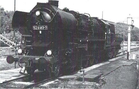 So zeigt sich 52 8183-7 heute den Besuchern des Schwarzenberger Eisenbahnmuseums, hier am 2. Juni 2001.