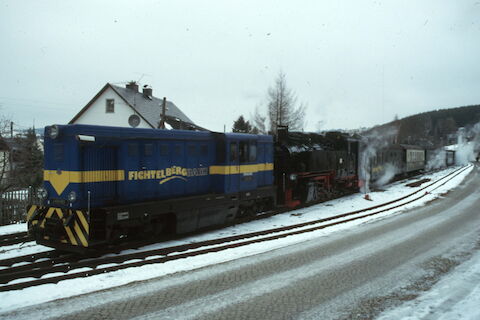 Am 29. Dezember leistete die Diesellok L 45 H-083 der Dampf/ok des P 1005 zwischen Cranzahl und Kurort Oberwiesenthal Vorspann. An diesem Tag galt es, zehn vollbesetzte Reisezugwagen an den Fuß des Fichtelberges zu ziehen.