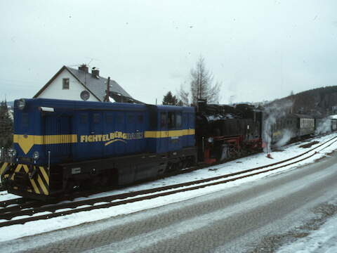 Am 29. Dezember leistete die Diesellok L 45 H-083 der Dampf/ok des P 1005 zwischen Cranzahl und Kurort Oberwiesenthal Vorspann. An diesem Tag galt es, zehn vollbesetzte Reisezugwagen an den Fuß des Fichtelberges zu ziehen.