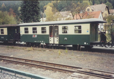 Ende Oktober fotografierte Joa­chim Marks den Reisezugwagen 970-276 der SOEG im Bahnhof Kurort Oybin. Dieser Wagen hat im vorigen Jahr - wie 970-271 - beidseitige Einstiegsvorrichtun­gen für Rollstuhlfahrer erhalten.