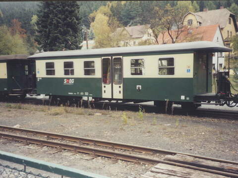 Ende Oktober fotografierte Joa­chim Marks den Reisezugwagen 970-276 der SOEG im Bahnhof Kurort Oybin. Dieser Wagen hat im vorigen Jahr - wie 970-271 - beidseitige Einstiegsvorrichtun­gen für Rollstuhlfahrer erhalten.