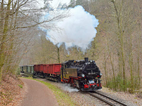 Gibt es auf der Weißeritztalbahn wieder Güterverkehr nach Schmiedeberg? Nein, am 29. März 2025 führte
die 99 734 im Rahmen einer Privatveranstaltung einen Fotozug, hier im Rabenauer Grund. | Foto: Stefan Weiß Gibt es auf der Weißeritztalbahn wieder Güterverkehr nach Schmiedeberg? Nein, am 29. März 2025 führte
die 99 734 im Rahmen einer Privatveranstaltung einen Fotozug, hier im Rabenauer Grund.