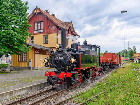 Bei der Öchsle-Schmalspurbahn, der Einsatzstrecke der 99 633, trafen sich im Juli zahlreiche Eisenbahn-freunde nicht nur zur einer Fotofahrt, sondern auch zur Gründung eine Vereins | 19.07.2025 | Foto: Jürgen Herold Bei der Öchsle-Schmalspurbahn, der Einsatzstrecke der 99 633, trafen sich im Juli zahlreiche Eisenbahn-freunde nicht nur zur einer Fotofahrt, sondern auch zur Gründung eine Vereins