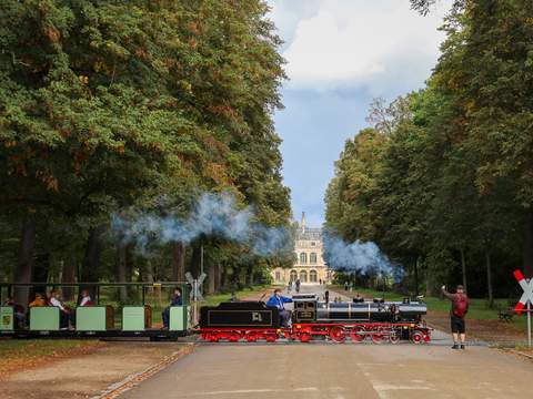 Mehr zu „100 Jahre Martens’sche Einheits-Liliputdampfloks“ wie dem Besuch der Leipziger Lok hier im Bild im Großen Garten in Dresden in diesem Heft. | 14.09.2025 | Foto: Guido Wranik Mehr zu „100 Jahre Martens’sche Einheits-Liliputdampfloks“ wie dem Besuch der Leipziger Lok hier im Bild im Großen Garten in Dresden in diesem Heft.