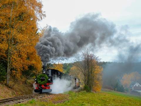 Der Trauerkranz zeigte es an – am 1. November 2025 verabschiedete die Museumsbahn Schönheide e. V. ihre 99 516 aus dem Betriebsdienst. Es ist unklar, in wie vielen Jahren sie erneut aufgearbeitet wird. | 01.11.2025 | Foto: Holger Drosdeck Der Trauerkranz zeigte es an – am 1. November 2025 verabschiedete die Museumsbahn Schönheide e. V. ihre 99 516 aus dem Betriebsdienst. Es ist unklar, in wie vielen Jahren sie erneut aufgearbeitet wird.