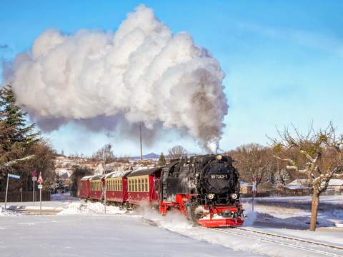 Im verschneiten Gernrode fotografierte am 11. Januar 2026 Tim Ulbricht 99 7243-1 auf dem Weg ins Selketal. | 11.01.2026 Im verschneiten Gernrode fotografierte am 11. Januar 2026 Tim Ulbricht 99 7243-1 auf dem Weg ins Selketal.